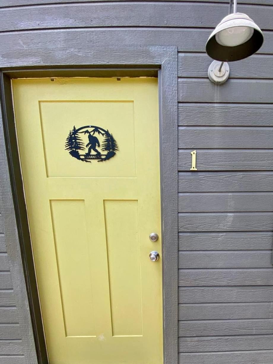 Bigfoot Hideout Hotel Winslow Room photo
